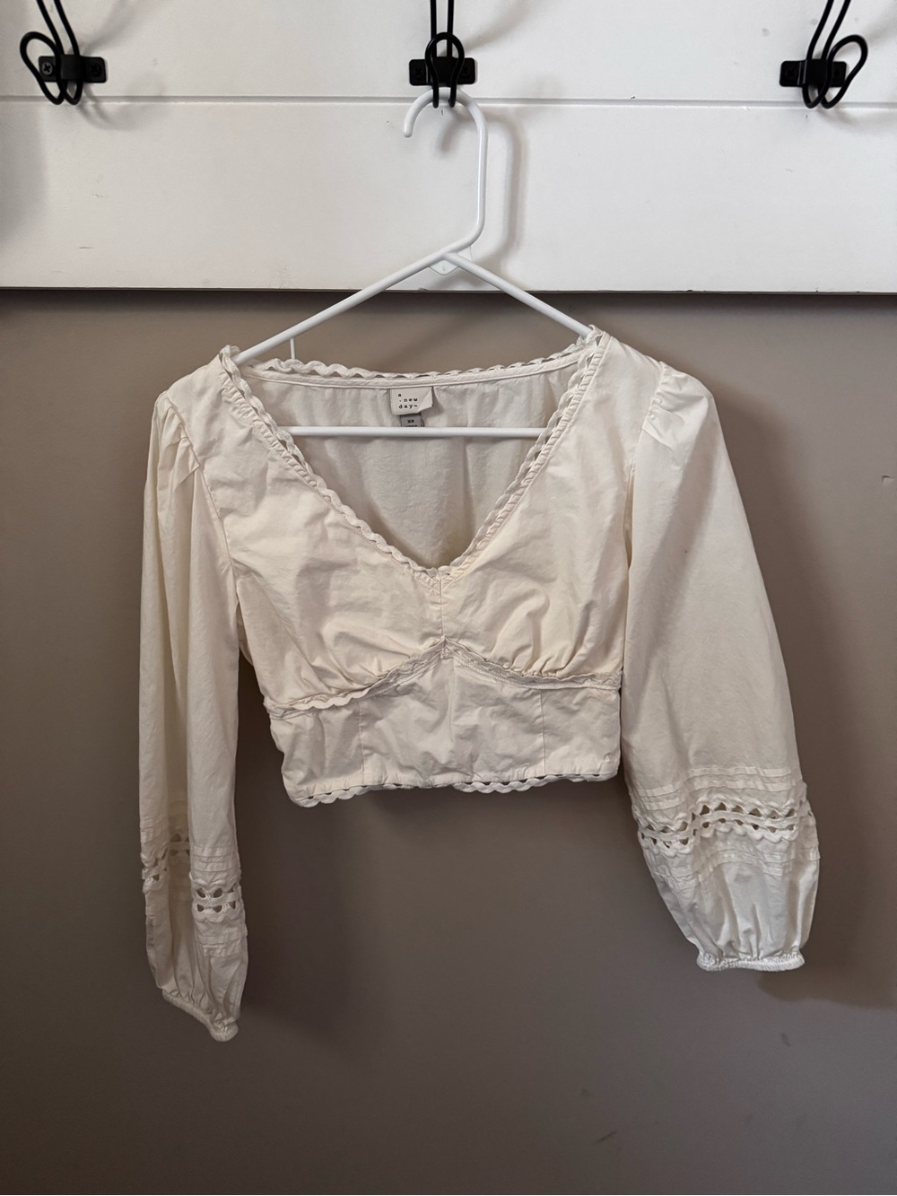 Women’s Cream Long-Sleeve V-Neck Peasant Top